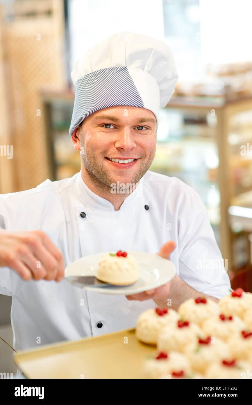 Konditor mit Kuchen Stockfoto