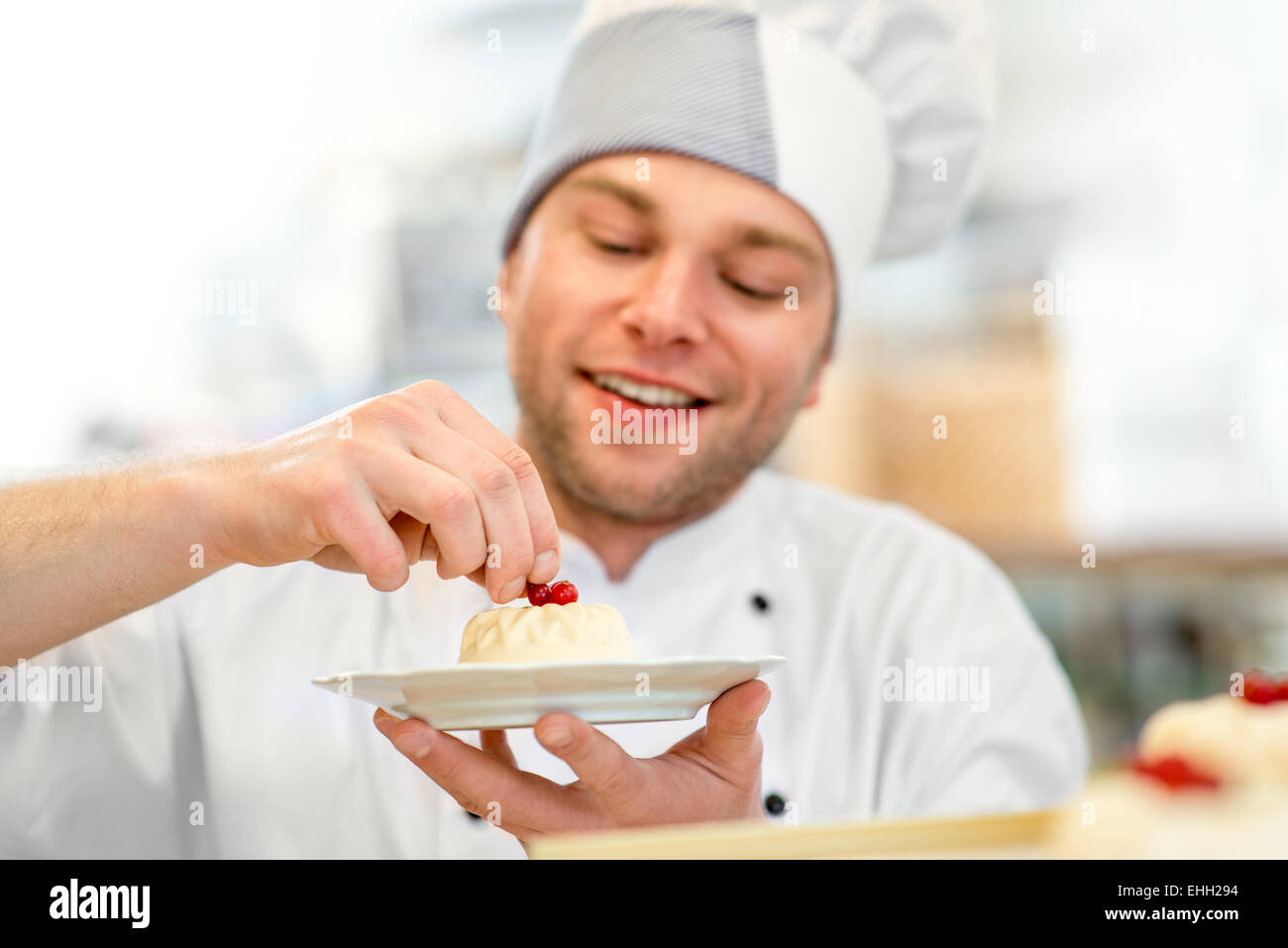 Konditor mit Kuchen Stockfoto