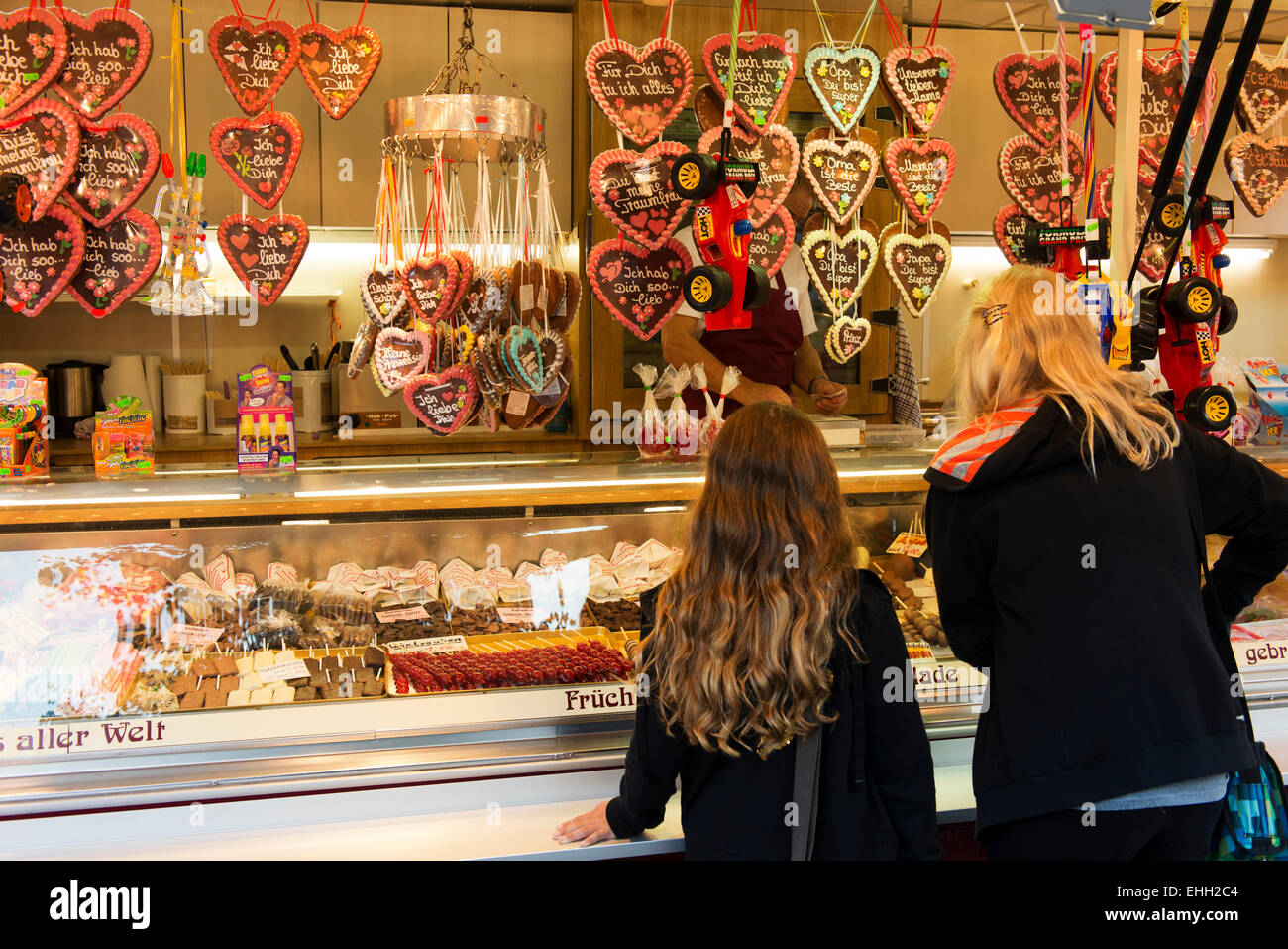 Junge Frauen wählen süßen Snacks zu Essen in Siek Karneval. Stockfoto