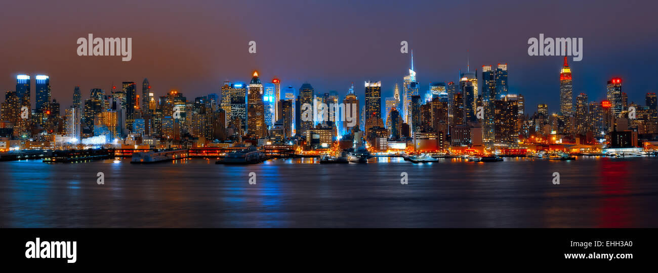 Nachtansicht von Manhattan aus New Jersey Küste Stockfoto