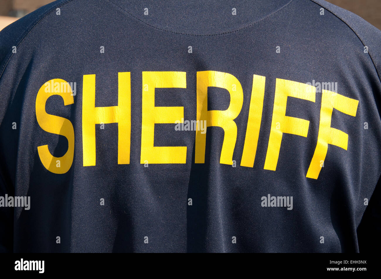 Nahaufnahme Bild eines zurück von einem Sheriff Stellvertreter, mit Text Sheriff in gelber Schrift Stockfoto