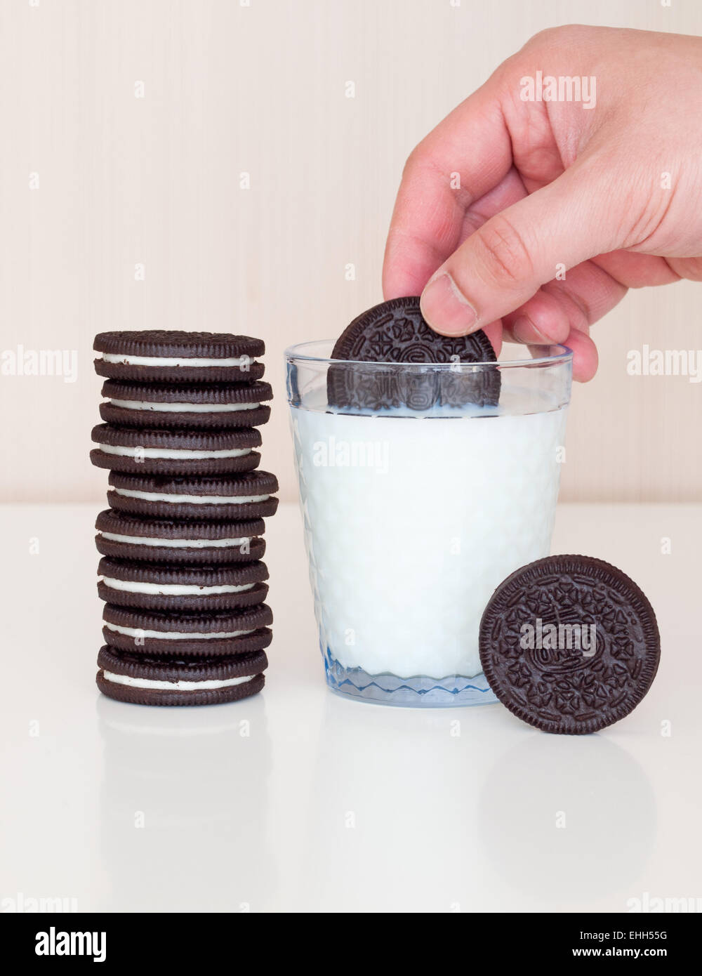 Dunking einen Oreo Cookie in ein Glas Milch. Stockfoto