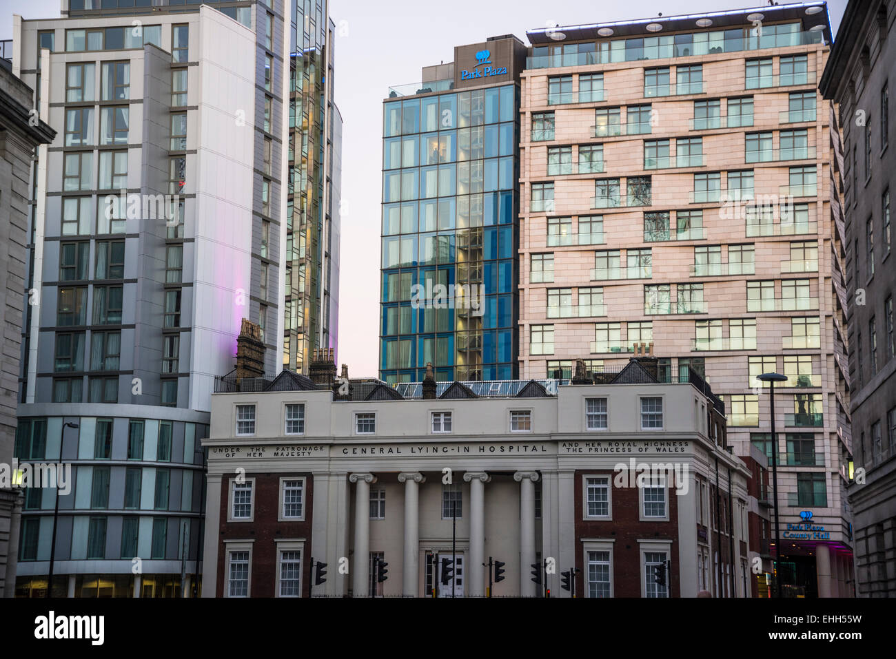 Hirten-AKH an der Westminster Bridge Road, umgeben von modernen Hochhäusern. London, England, Vereinigtes Königreich Stockfoto