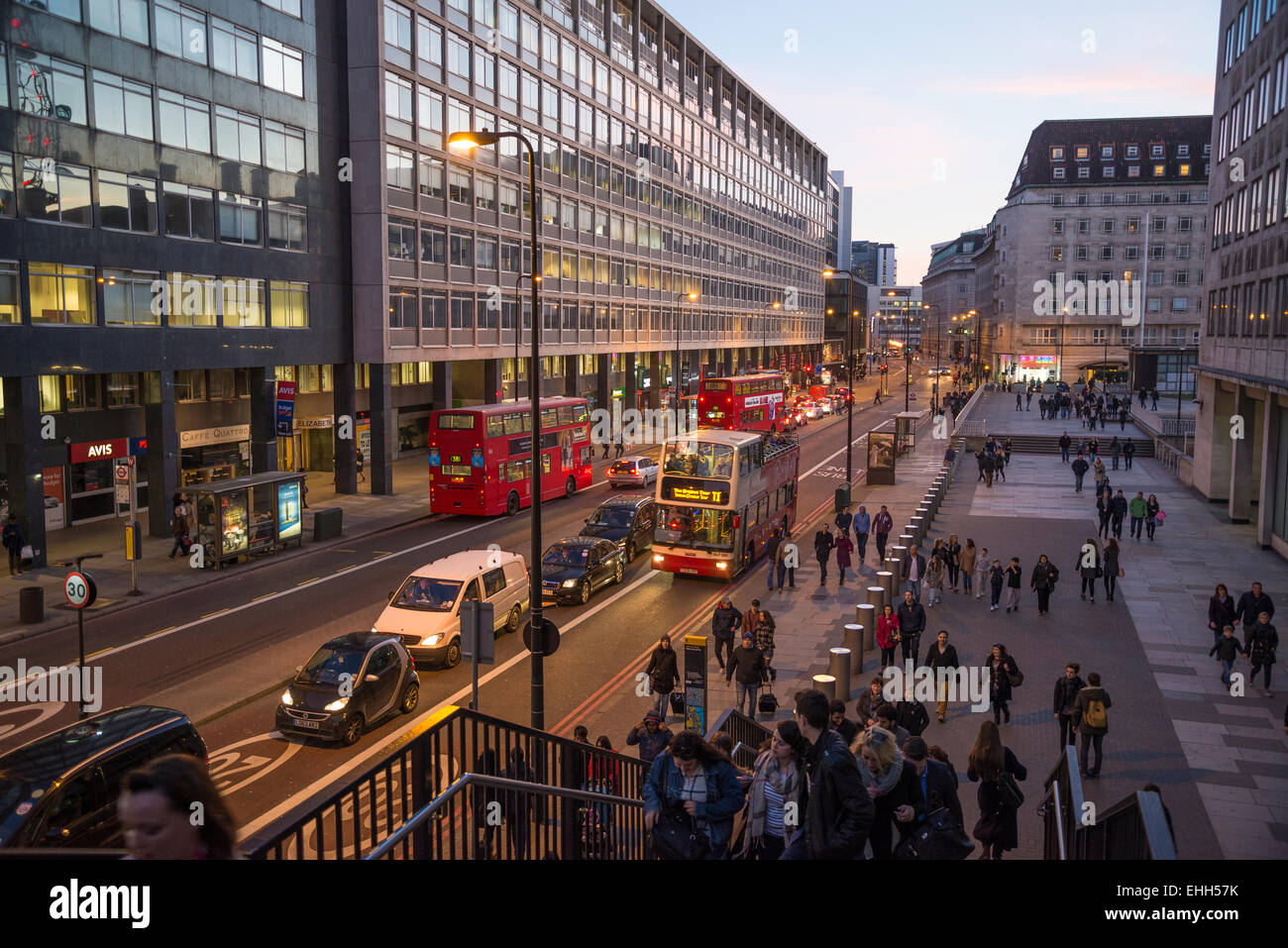 Verkehr an der Westminster Bridge Road in der Abenddämmerung. London, England, Vereinigtes Königreich Stockfoto