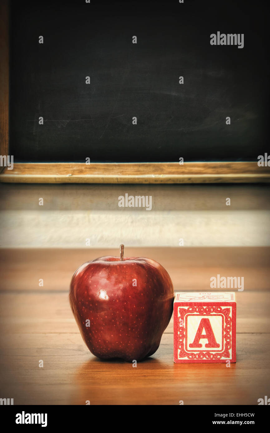 Leckeren roten Apfel auf alte Schulbank Stockfoto