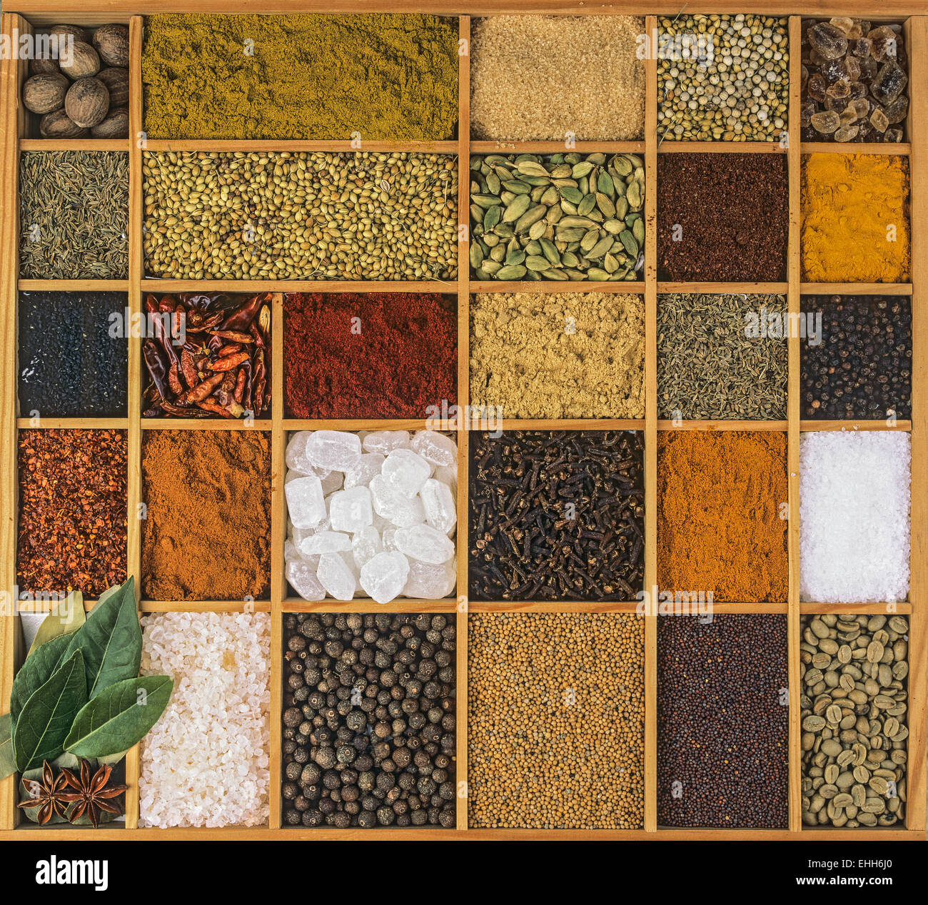 Gewürze in einer Groß-/Kleinschreibung Stockfoto