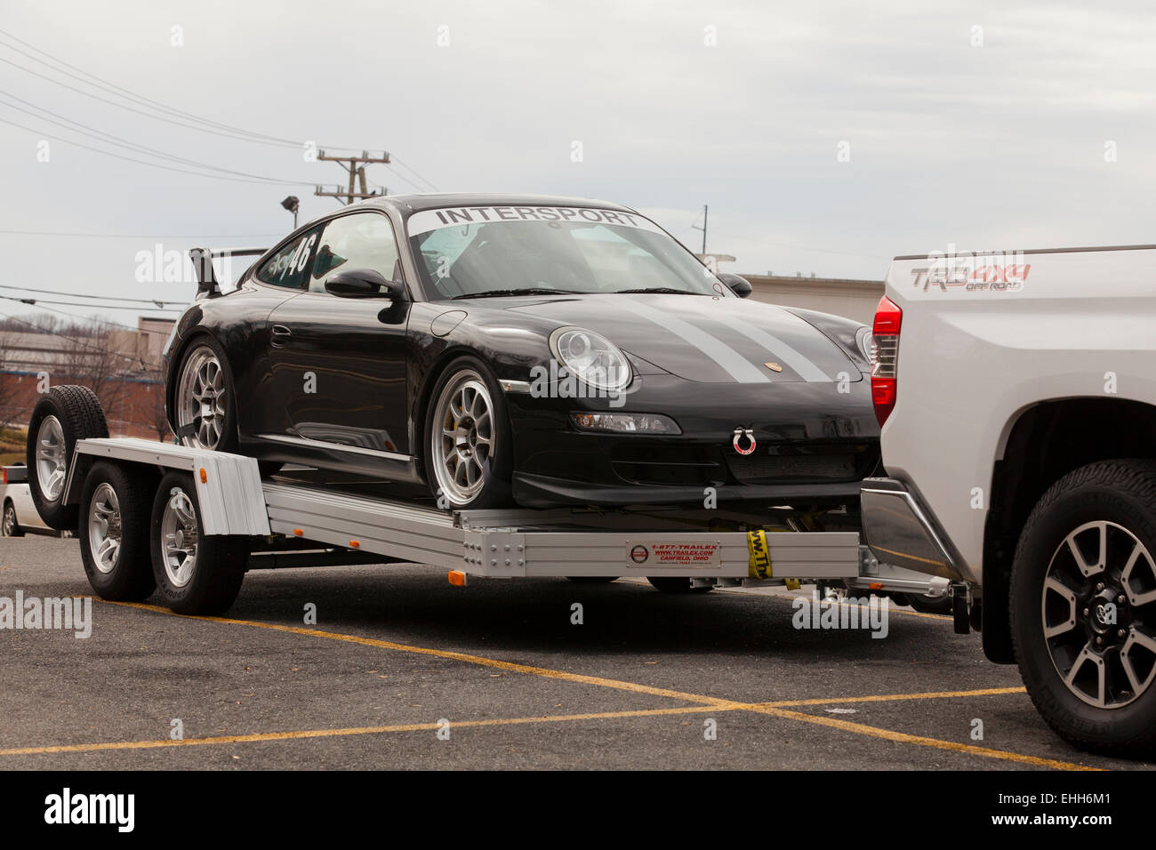 Porsche 911 Rennwagen auf Anhänger - USA Stockfoto