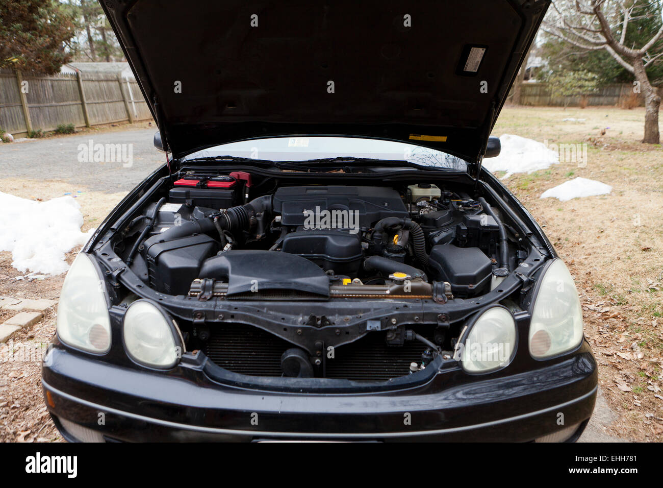 Auto mit offener motorhaube -Fotos und -Bildmaterial in hoher Auflösung –  Alamy