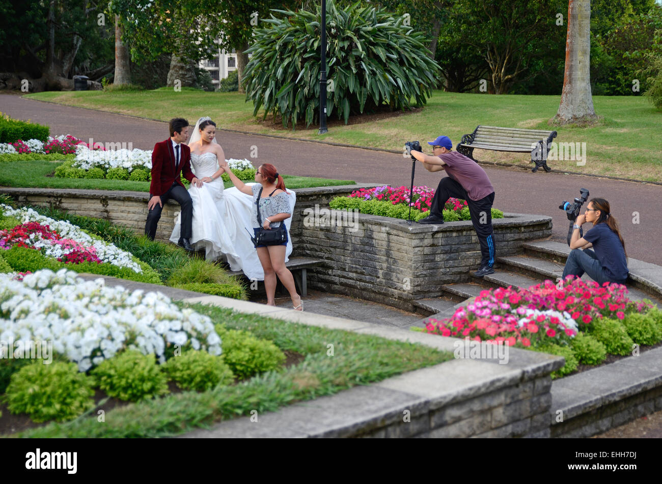 AUCKLAND, NEW ZEALAND, 21. Januar 2015: Ein Team von Fotografen dokumentieren ein paar Hochzeitstag an der Auckland University Stockfoto