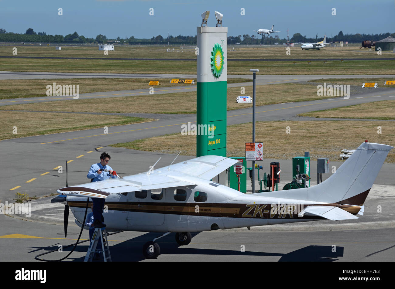 CHRISTCHURCH, NEW ZEALAND, 12. Dezember 2014: Eine unbekannte Pilot tankt seinen Leichtflugzeugen, am Flughafen von Christchurch Stockfoto