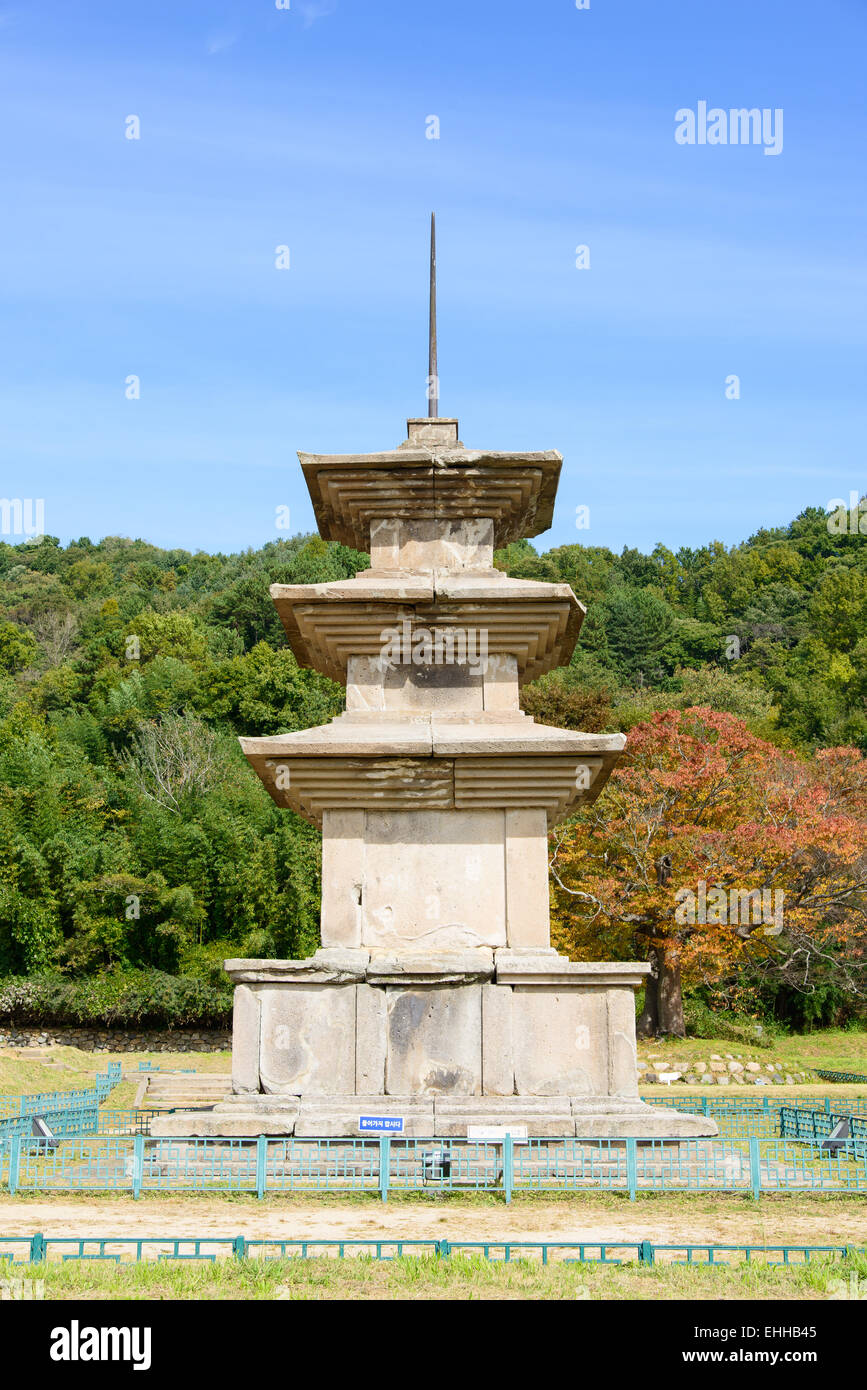 Es gibt zwei dreistöckigen Stein Pagoden auf der Gameunsa Website. Dies sind die No. 112 National Treasure of Korea. Stockfoto