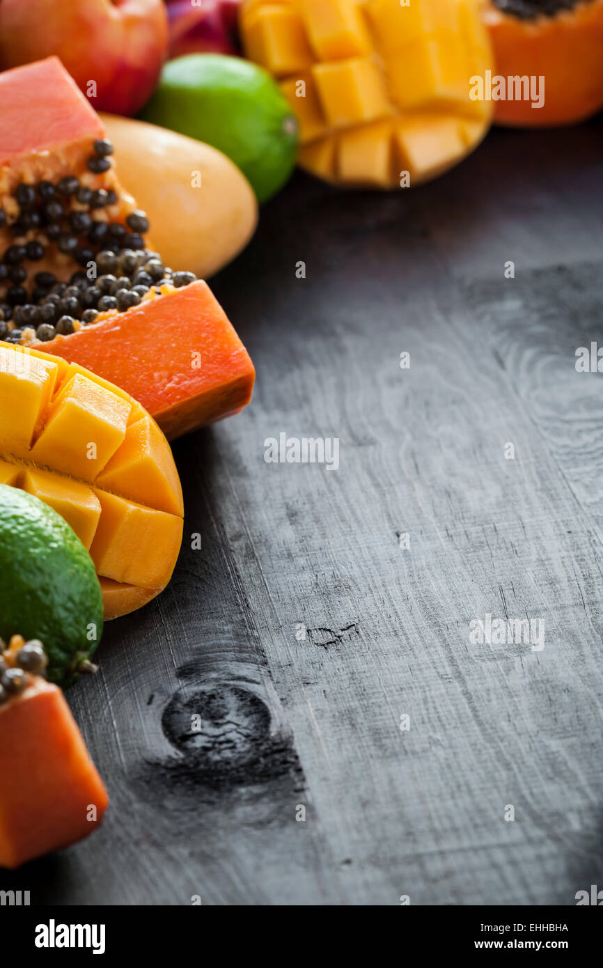 Viel frische exotische Früchte auf hölzernen Hintergrund mit gratis Exemplar Stockfoto