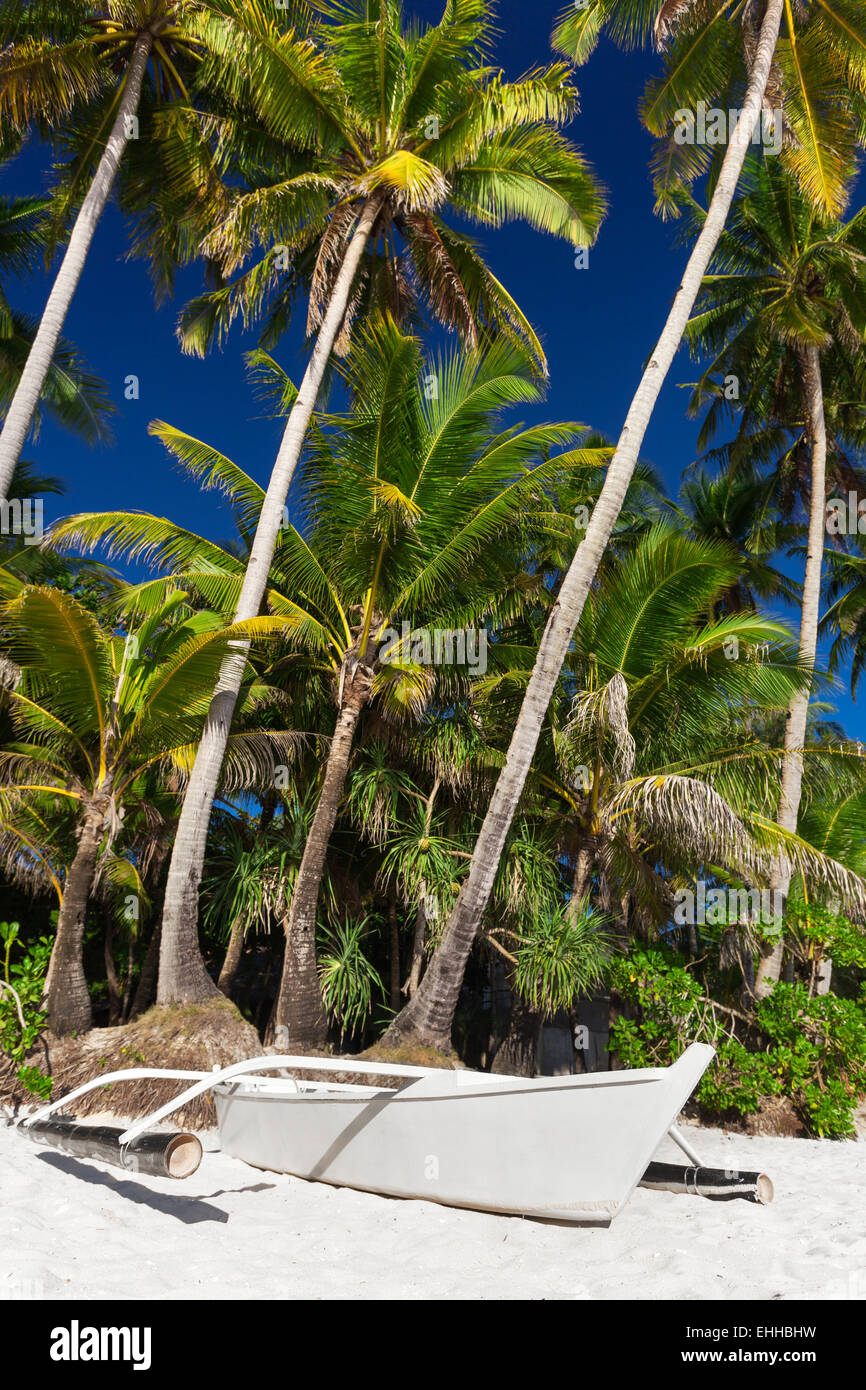 Holzboot auf tropischen Strand mit Kokospalmen, Philippinen Boracay Stockfoto