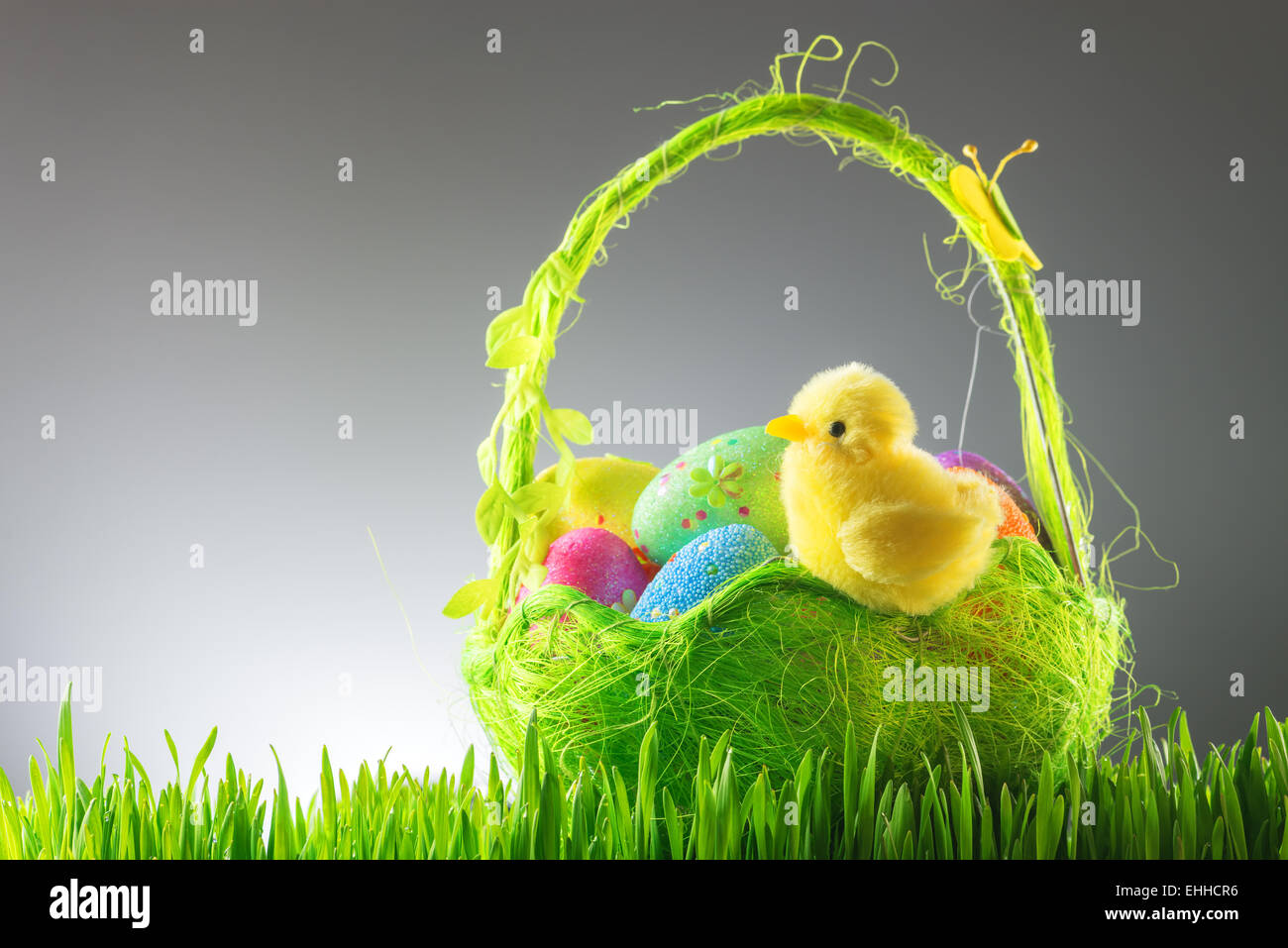 Ostern-Hintergrund mit Huhn und Ei Stockfoto