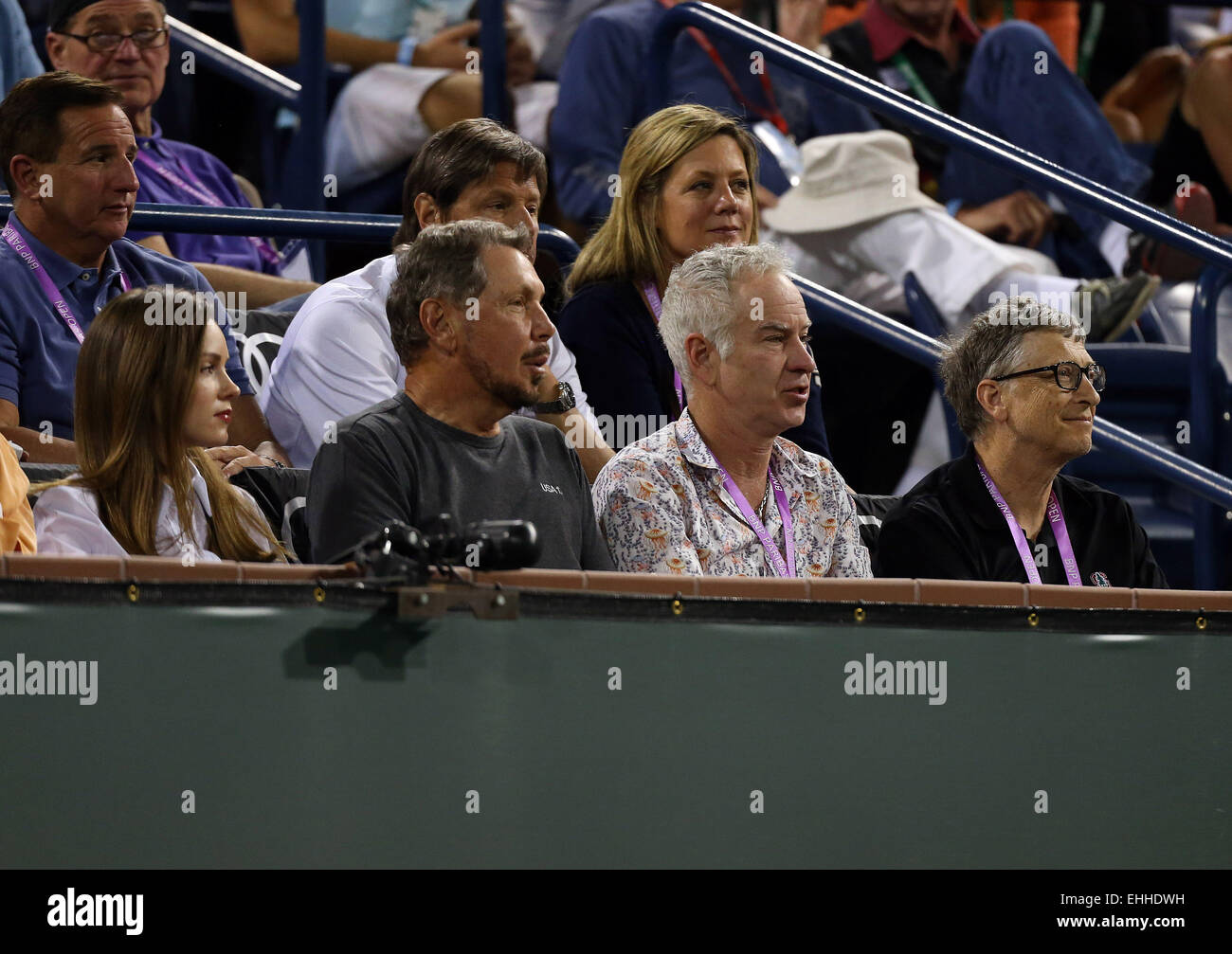 Indische Brunnen, Kalifornien, USA. 13. März 2015. Nikita Kahn, Larry Ellison, John McEnroe und Bill Gates in Anwesenheit während des Spiels zwischen Serena Williams und Monica Niculescu Rumäniens während der BNP Paribas Open in Indian Wells Tennis Garden in Indian Wells, California.Charles-Baus/CSM/Alamy Live News Stockfoto