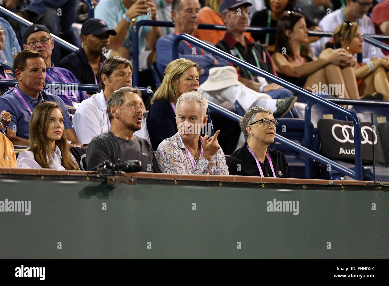 Indische Brunnen, Kalifornien, USA. 13. März 2015. Nikita Kahn, Larry Ellison, John McEnroe und Bill Gates in Anwesenheit während des Spiels zwischen Serena Williams und Monica Niculescu Rumäniens während der BNP Paribas Open in Indian Wells Tennis Garden in Indian Wells, California.Charles-Baus/CSM/Alamy Live News Stockfoto