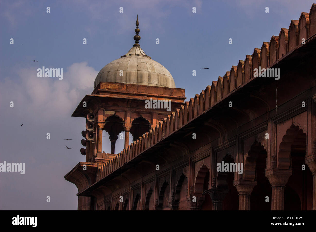 Moschee, Grab, rot, Stein, Bogen, Ton, Lautsprecher, Himmel, Vögel, weiß, Punkt, Säule, Dach, blau, Wand, Tauben, Lautsprecher, mogul, mittelalterlich, Grab, Laud. Stockfoto