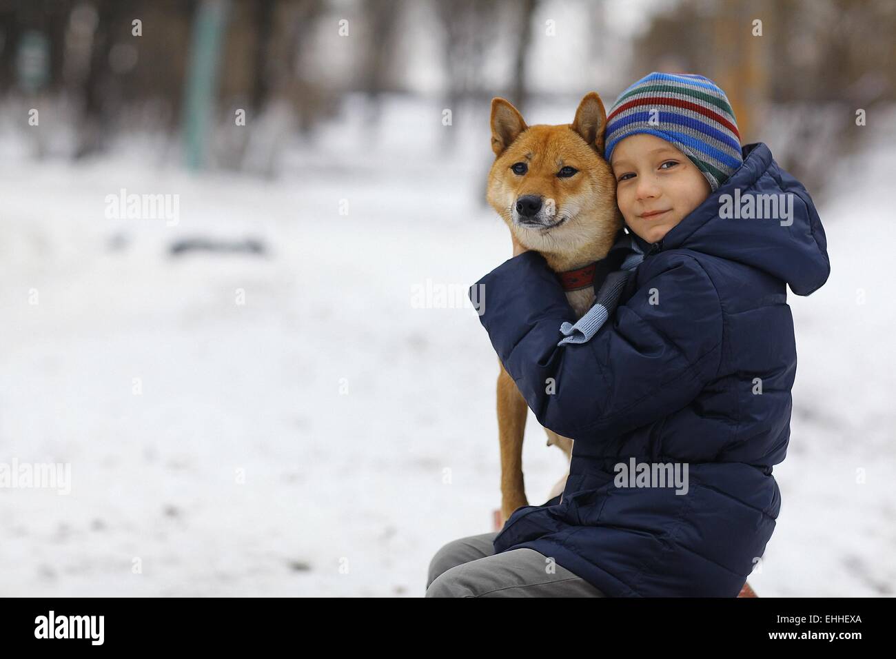 junge und einen niedlichen Hund Begriff der Freundschaft Stockfoto