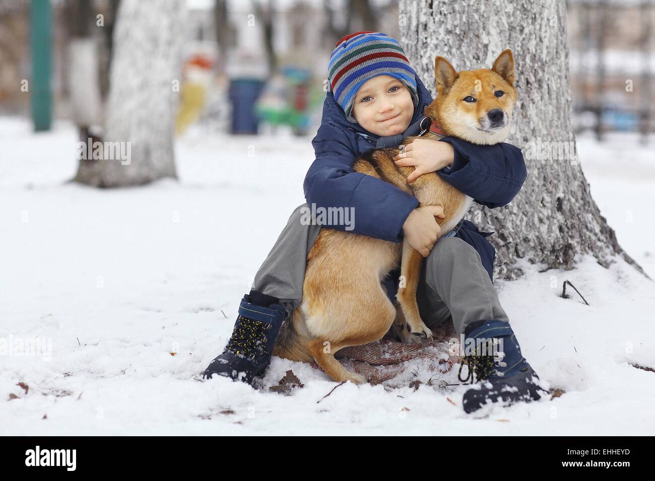 junge und einen niedlichen Hund Begriff der Freundschaft Stockfoto