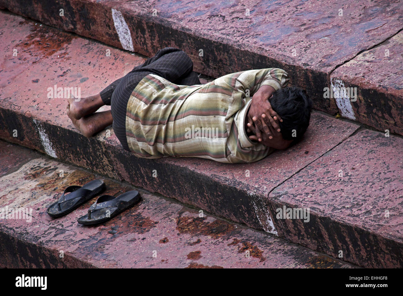 Arm, Mann, Treppen, nass, Erwachsene, allein, Asien, asiatisch, Asiate, schlafend, abwesend, Aktentasche, Business, Geschäftsmann, busin Stockfoto