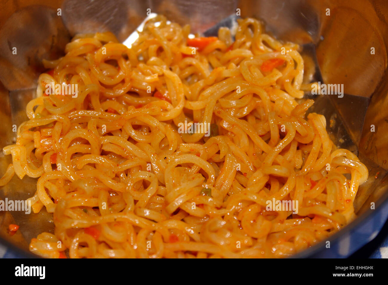 Breite Noddle's, kulinarische Kräuter, kulinarische Kräuter, köstlich, Gericht, Geschirr, essbarer Fisch, Fettuccine, Fisch, Aroma, Aroma, hungrig, Gesellschaft, Student. Stockfoto