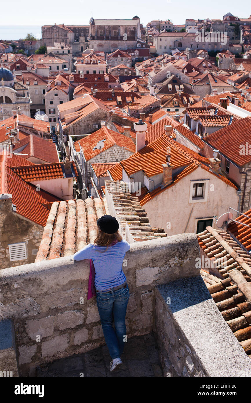 Touristen auf der Suche über die Dächer Stockfoto