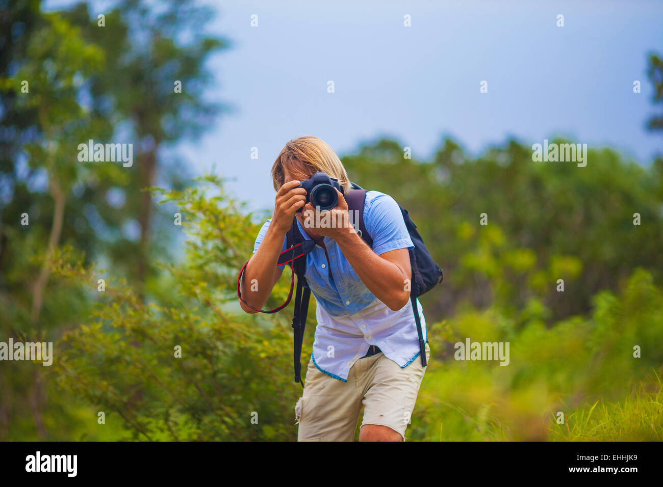 Fotografen mit professionellen Digitalkamera Fotografieren in der Natur Stockfoto