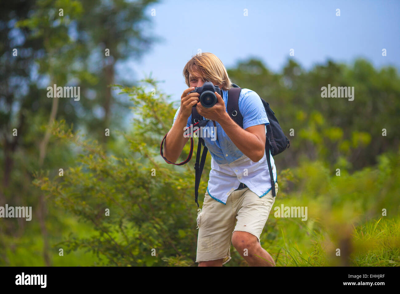Fotografen mit professionellen Digitalkamera Fotografieren in der Natur Stockfoto