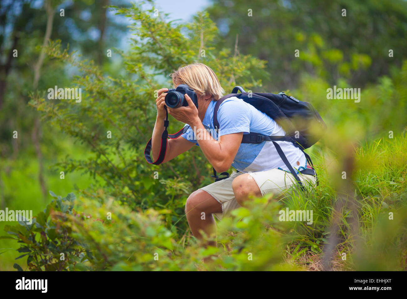 Fotografen mit professionellen Digitalkamera Fotografieren in der Natur Stockfoto