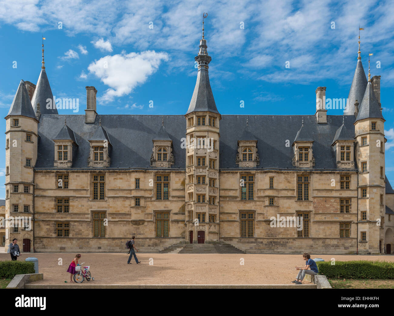 Herzogspalast in der stadt nevers Fotos und Bildmaterial in hoher