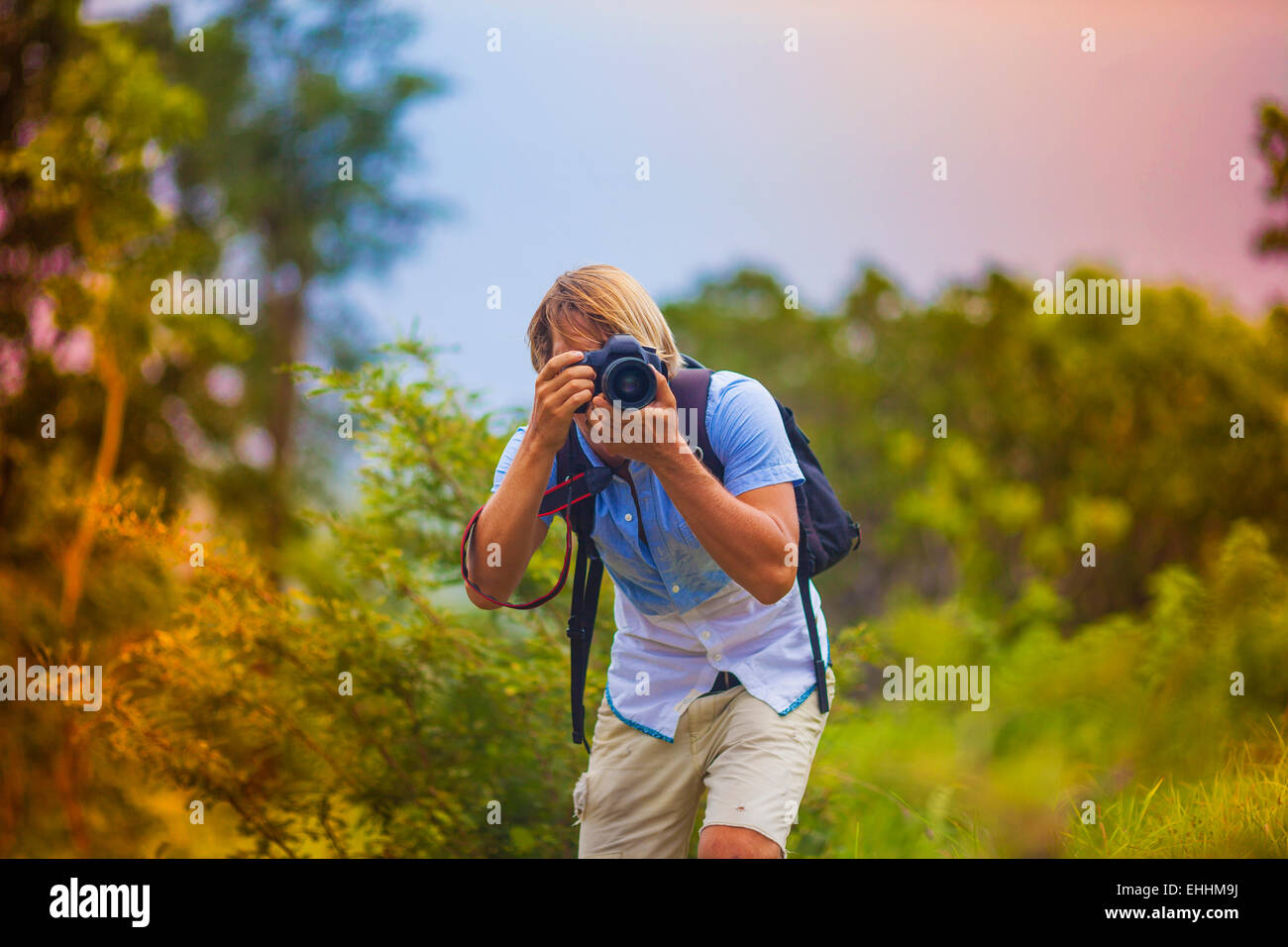 Fotografen mit professionellen Digitalkamera Fotografieren in der Natur Stockfoto