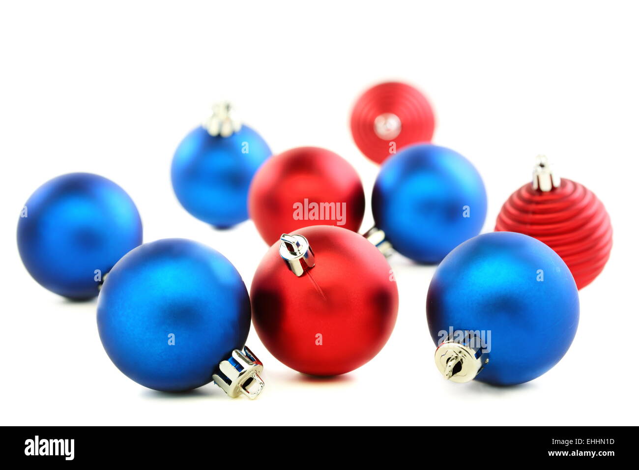 Rote und blaue Weihnachtskugeln. Stockfoto