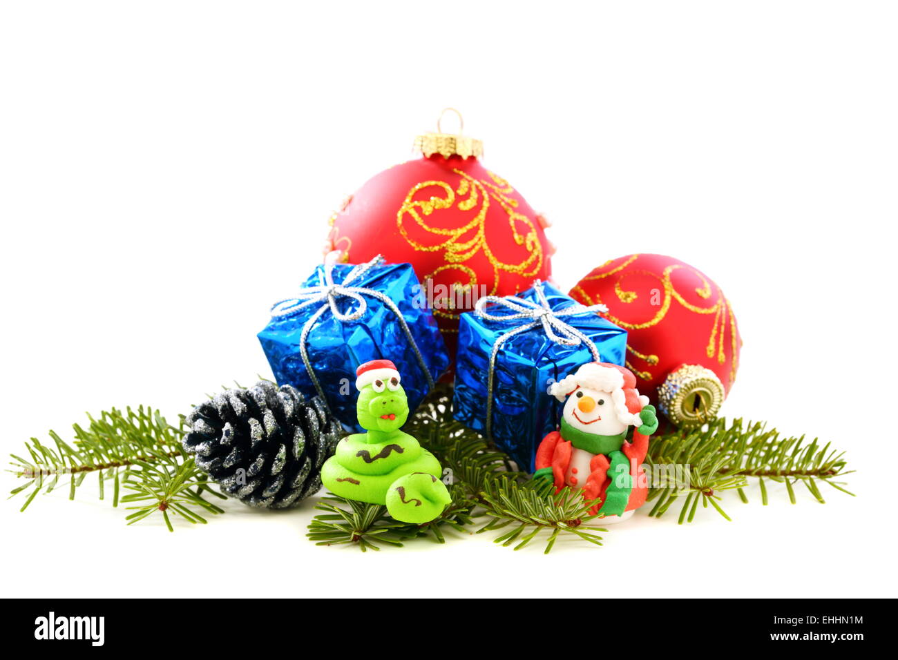 Schlange in Nikolausmütze und Weihnachtsgeschenke. Stockfoto
