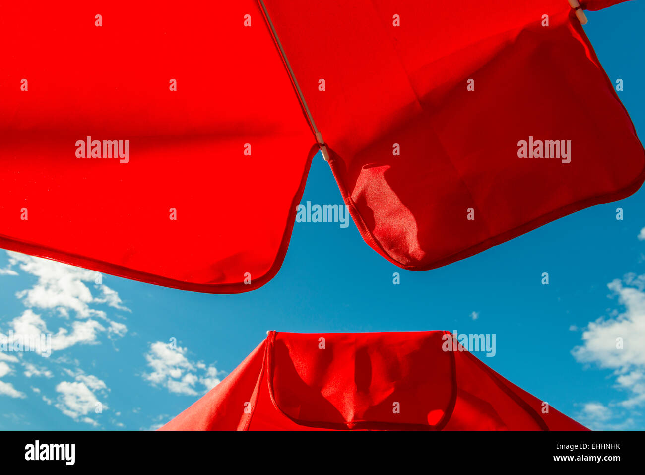 Roter Sonnenschirm vor blauem Himmel. Stockfoto