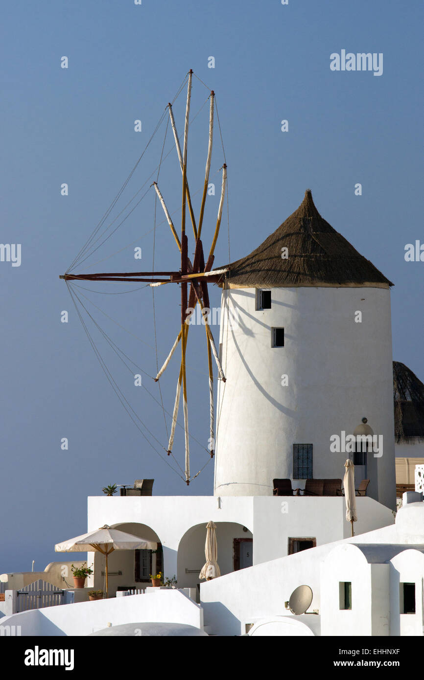 Typische Windmühle in Oia, Santorin Stockfoto
