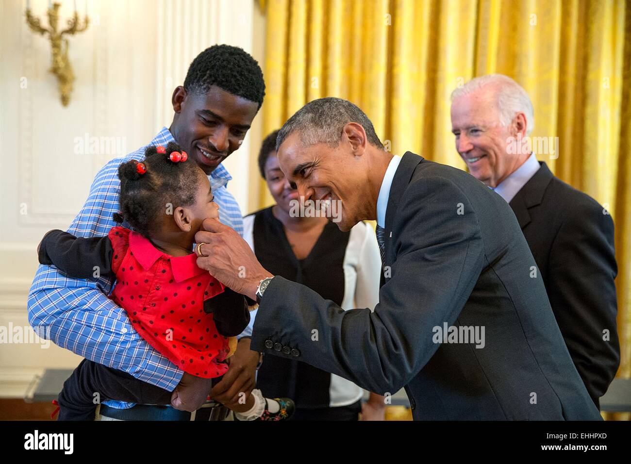 US-Präsident Barack Obama begrüßt ein kleines Mädchen, da er und Vize-Präsident Joe Biden mit verwundeten Krieger und ihre Familien im östlichen Raum bei einem Rundgang durch das Weiße Haus 22. September 2014 in Washington, DC zu erfüllen. Stockfoto