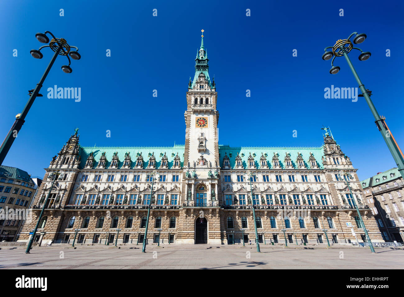 Vorderansicht des berühmten Rathauses in Hamburg, Deutschland Stockfoto