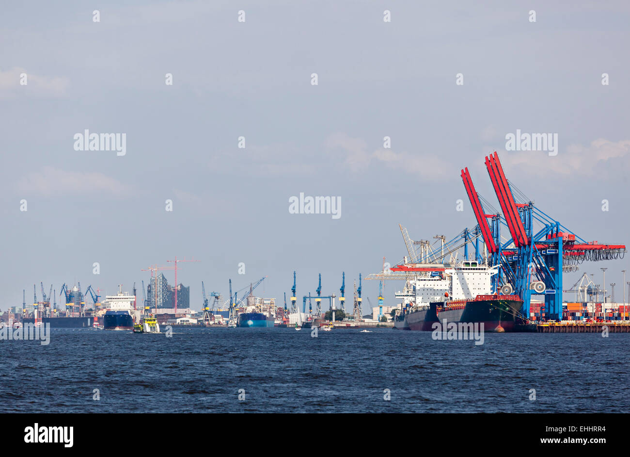 Containerschiff im Hamburger Hafen, Deutschland mit der Skyline der Stadt im Hintergrund Stockfoto