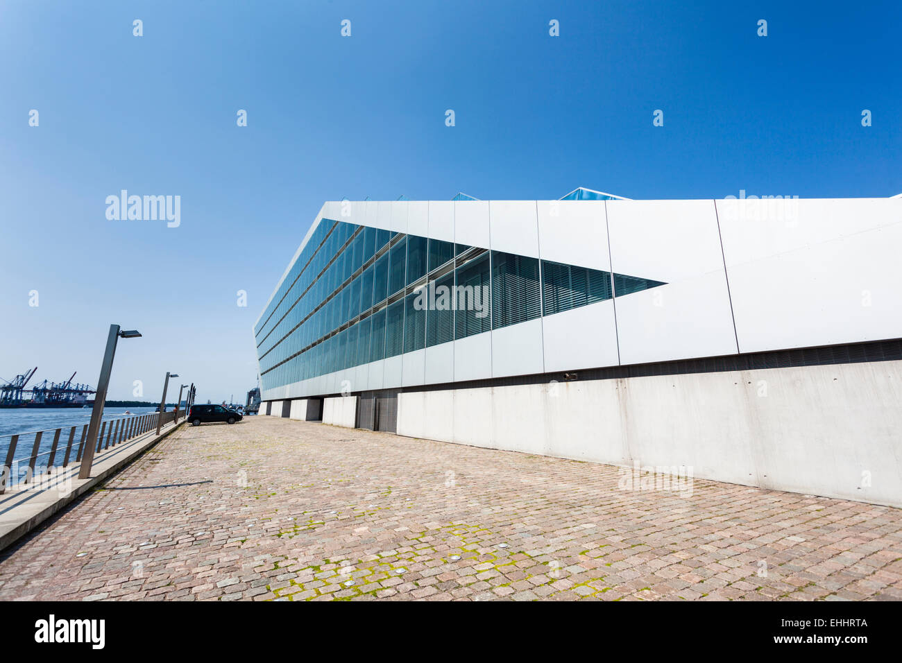 Seitlicher Blick auf die schöne Dockland Gebäude in Hamburg, Deutschland an der Elbe. Stockfoto