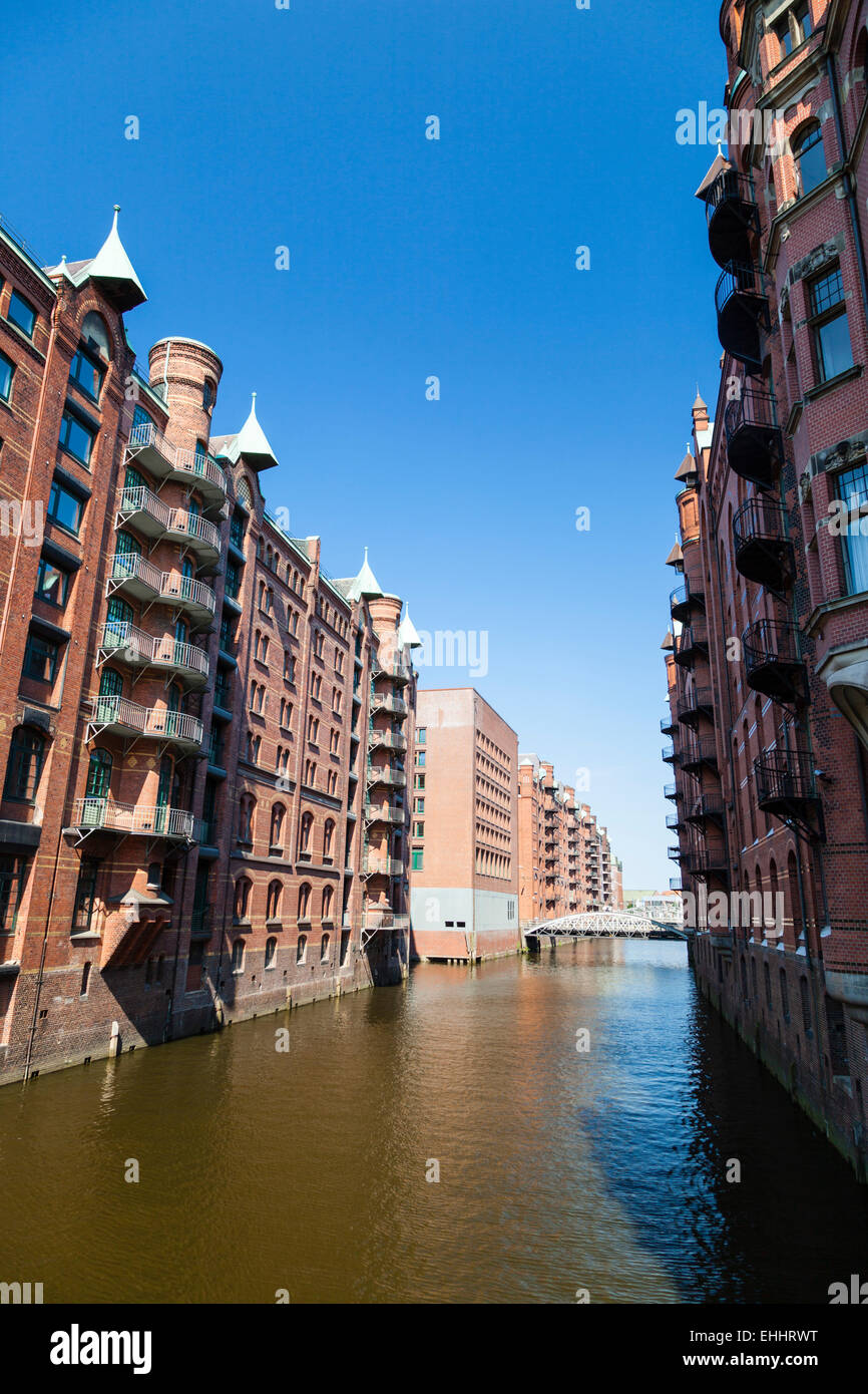Alte Architektur rund um einen Kanal in der Speicherstadt in Hamburg, Deutschland. Stockfoto