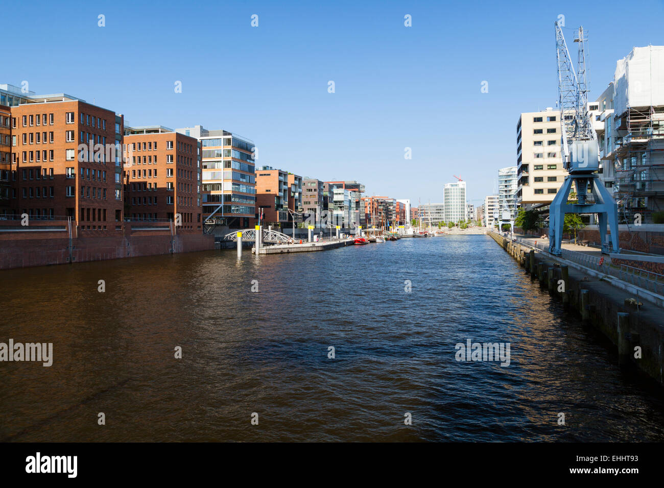 Sandtorhafen in der Hafencity in Hamburg, Deutschland mit einer Mischung aus alten und neuen Architektur Stockfoto