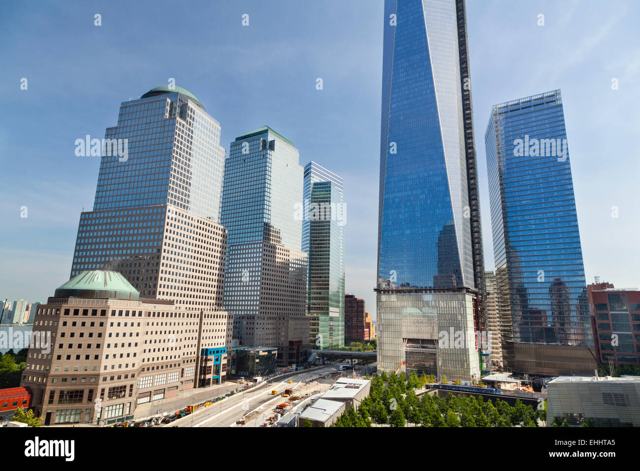 Die fast fertige One World Trade Center und West Street in New York mit blauem Himmel Stockfoto Die fast fertige One World Trade Center und West Street in New York mit blauem Himmel Stockfoto