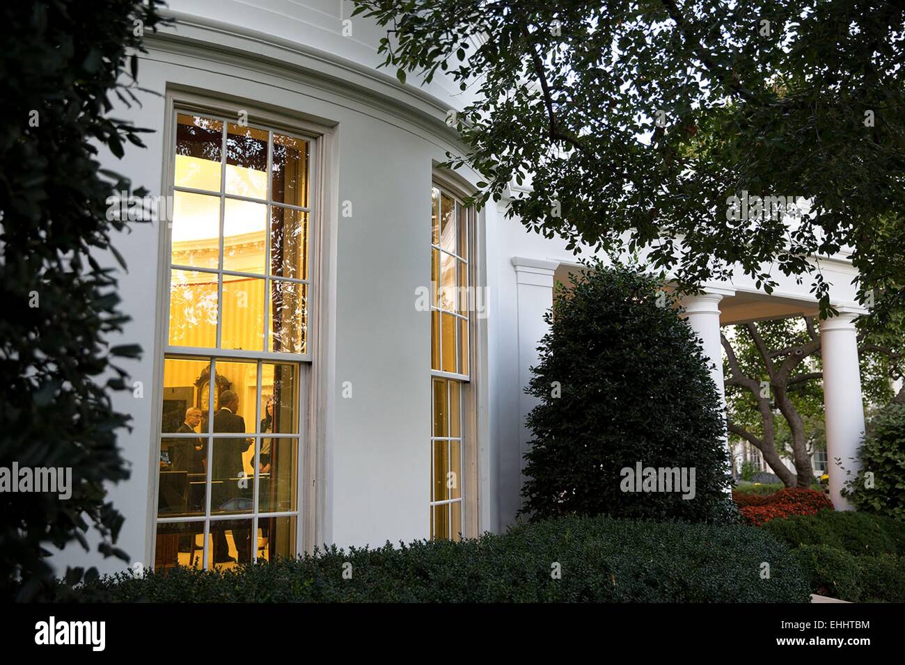 US-Präsident Barack Obama spricht mit Katie Bernie Fallon, Director of Legislative Affairs und John Podesta, Berater des Präsidenten im Oval Office des weißen Hauses 8. Oktober 2014 in Washington, DC. Stockfoto