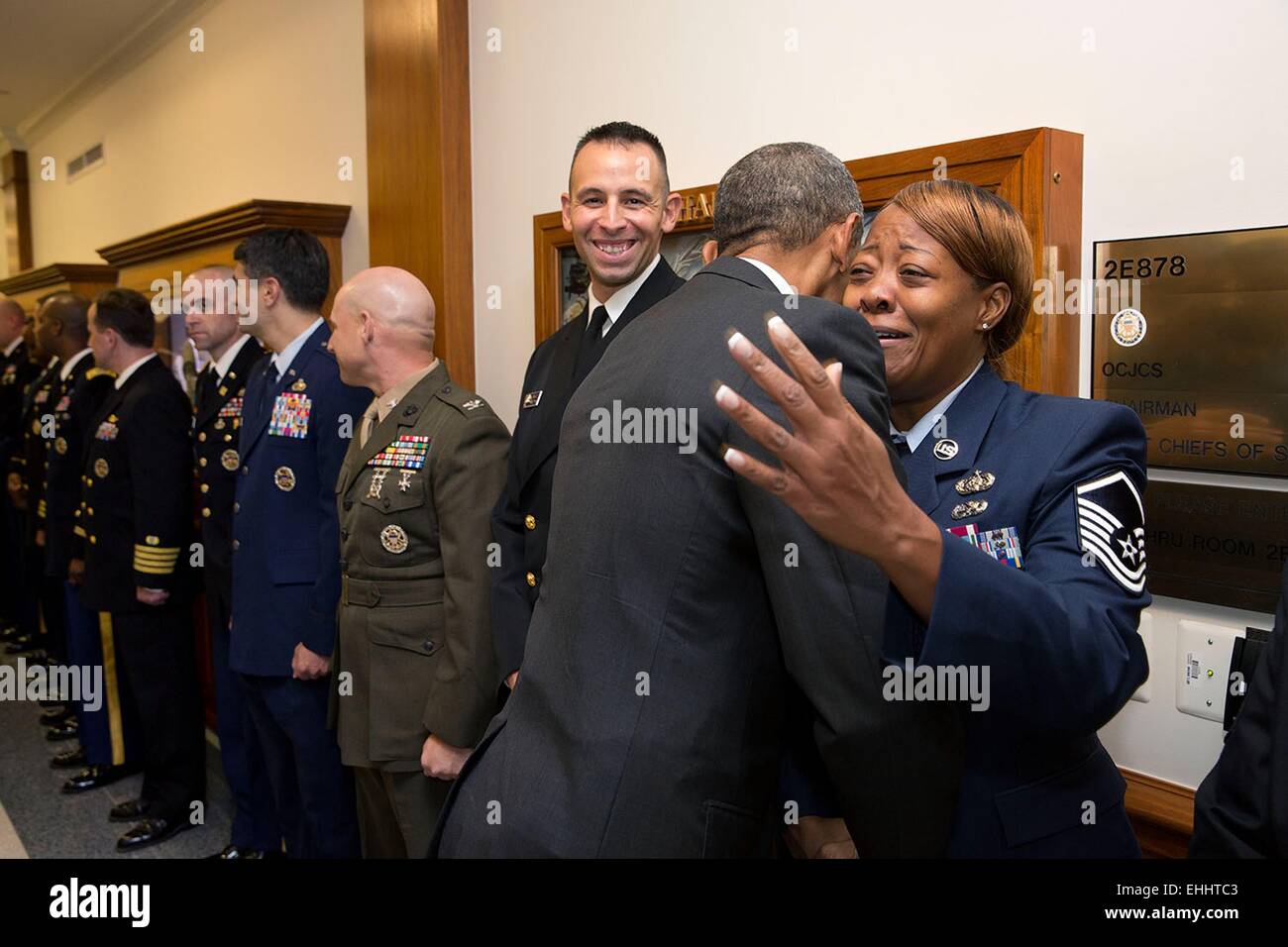US-Präsident Barack Obama begrüßt US-Militärangehörige im Pentagon 8. Oktober 2014 in Arlington, Virginia. Stockfoto