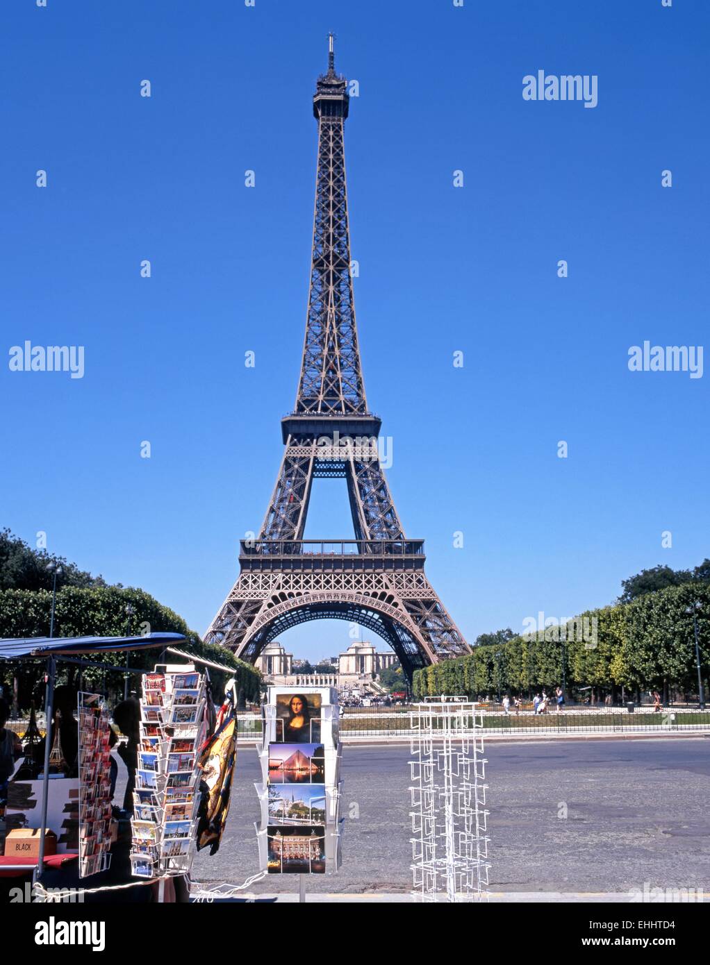 Blick auf den Eiffelturm mit einem Souvenir-stand im Vordergrund, Paris, Frankreich, Westeuropa. Stockfoto