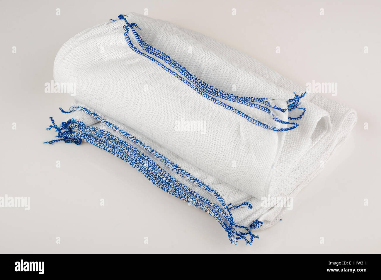 Haufen von blau umrandete weiße Geschirrtücher Stockfoto