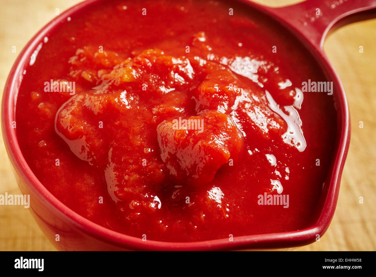 1 Tasse Passata, Tomaten pürieren, d. h. die Basis eines Großteils der  italienischen Küche. (Amerikanische Maßeinheiten verwendet Stockfotografie  - Alamy