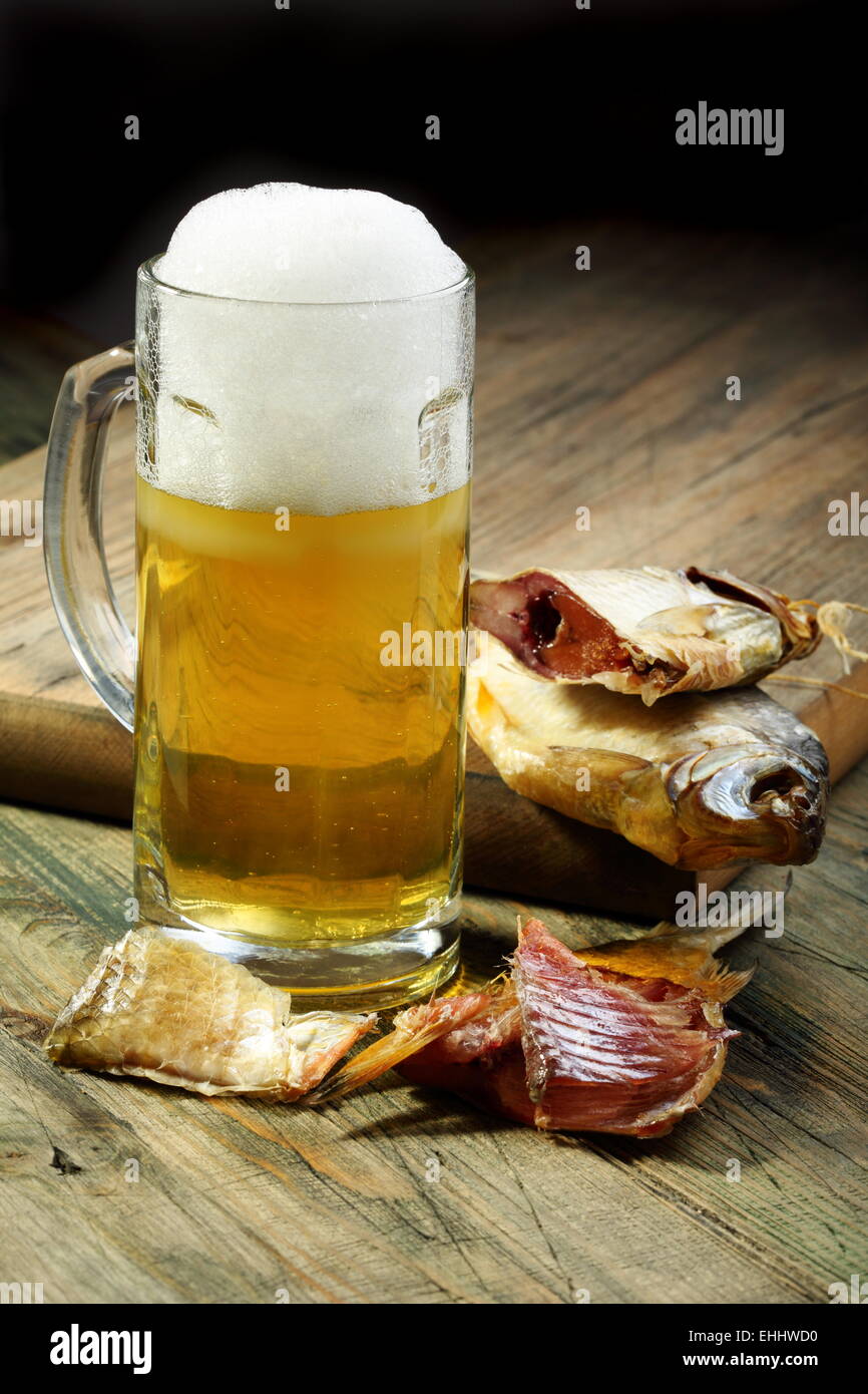 Gesalzener Fisch und ein Glas Bier. Stockfoto