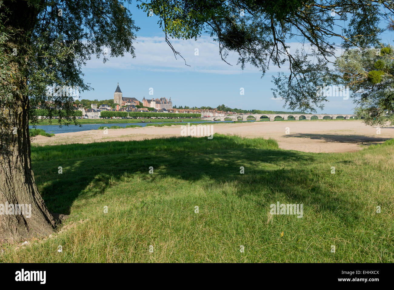 Das Dorf von Pouilly Les Gien an der Loire in Frankreich mit alten Römerbrücke. Stockfoto