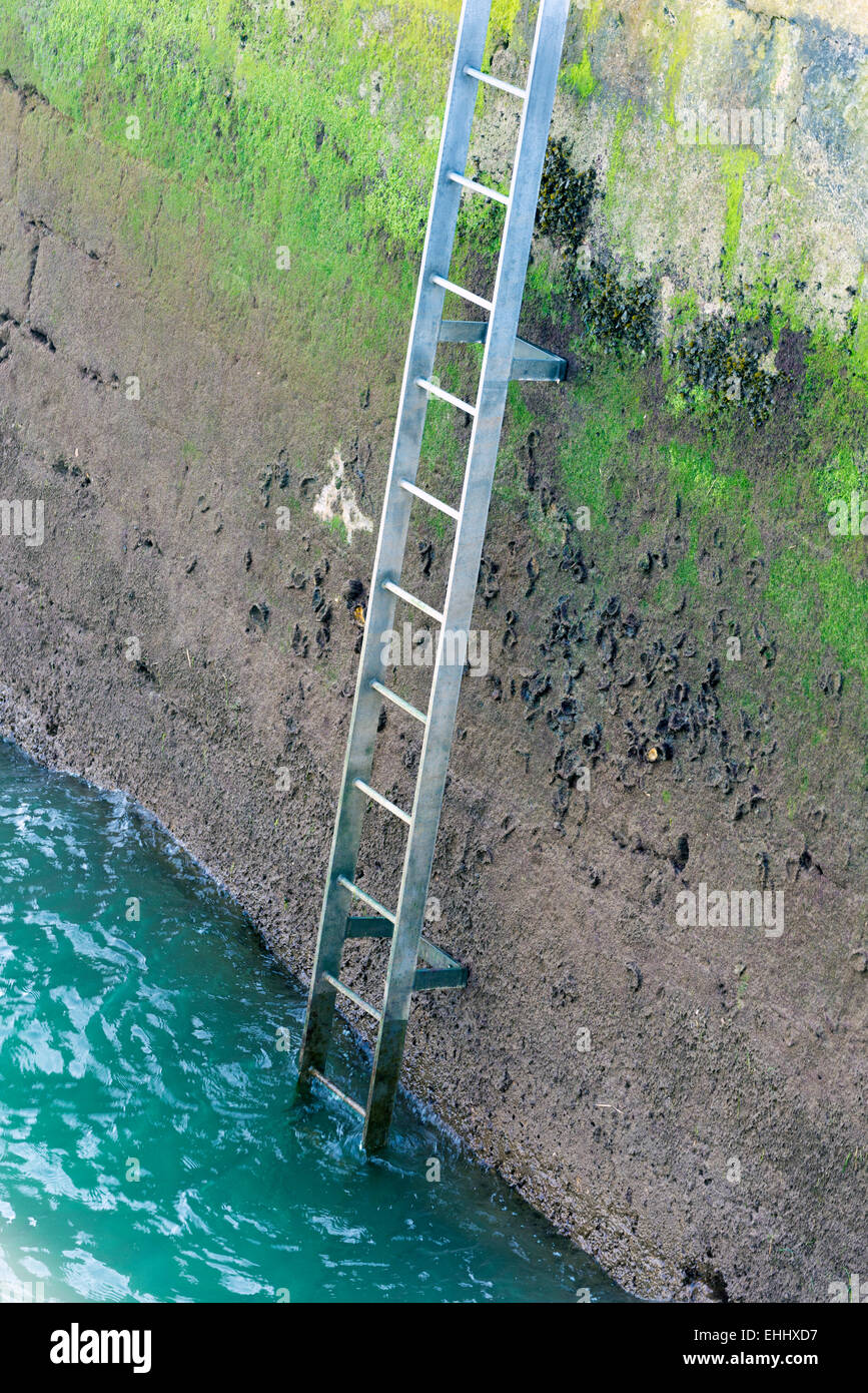 Leiter-Hafen wird ausgehöhlt durch Meerwasser. Stockfoto